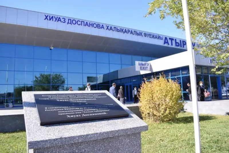 Atyraý áýejaıynda Hıýaz Dospanovaǵa memorıaldyq taqta ornatyldy