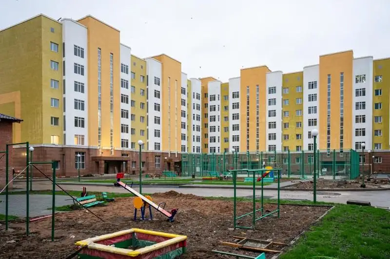 Elordada emhana, balabaqsha, polıtsııa beketi bar turǵyn úı kesheni paıdalanýǵa beriledi