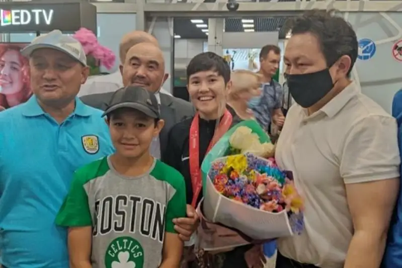 Almatyǵa bokstan Azııa chempıonatyna qatysqan komandanyń bir bóligi oraldy