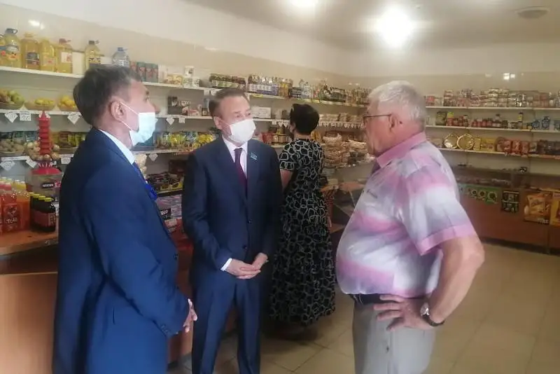Senator Balqashtaǵy áleýmettik dúkenderdiń jumysymen tanysty