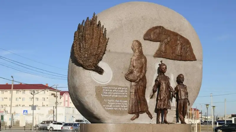 Atyraýda halyqty asharshylyqtan qutqarǵan qumarshyq daqylyna eskertkish qoıyldy