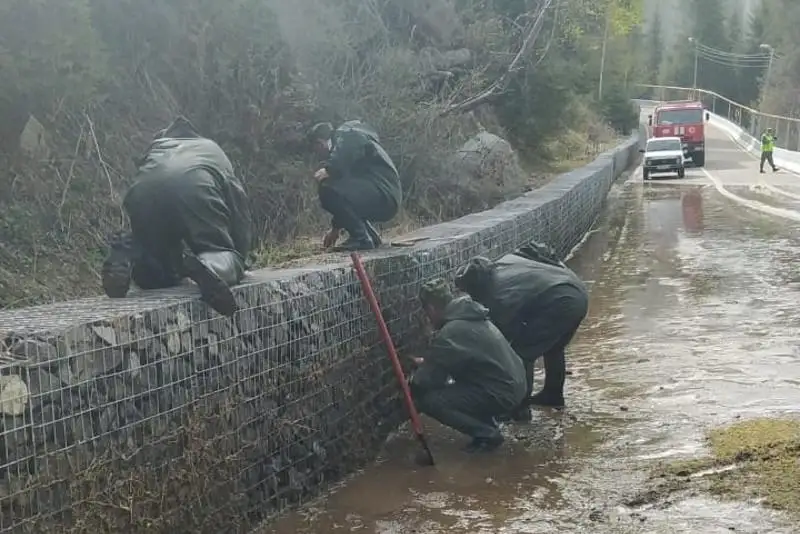 Almatyda erigen qar sýy joldy basyp qaldy