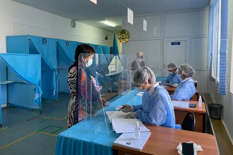 Atyraýdaǵy Damby aýylynyń saılaýshylary 3 úmitkerdiń birin tańdaıdy