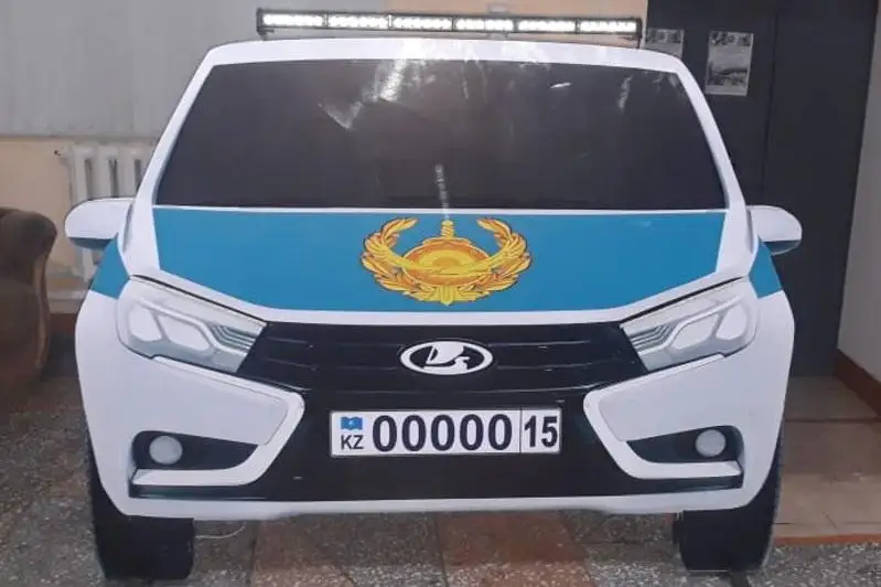 Elorda turǵyny polıtsııa kóliginiń maketin syndyrǵany úshin jazalandy