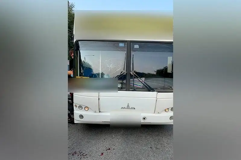 Oralda jolaýshylar avtobýsy jaıaý júrginshini qaǵyp ketti