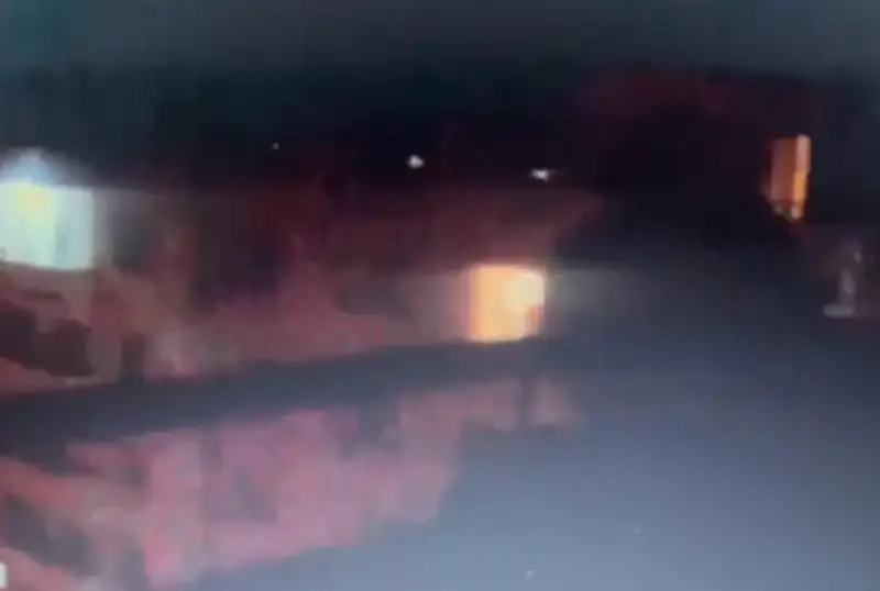 Пытавшегося спрыгнуть с 16 этажа мужчину спасли в Атырау