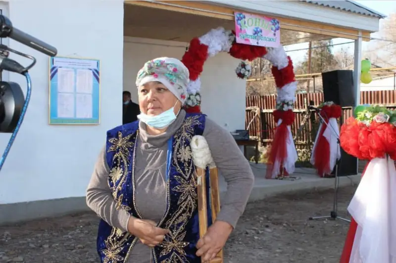 Merkide jalǵyzbasty múgedek anaǵa aýyldastary asarlatyp úı salyp berdi
