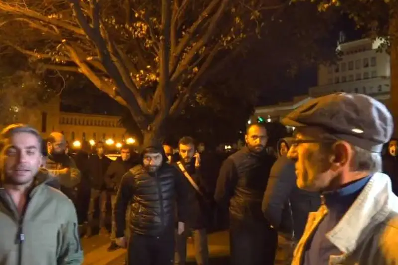 Armenııada Úkimet úıiniń aldynda halyq narazylyqqa shyqty