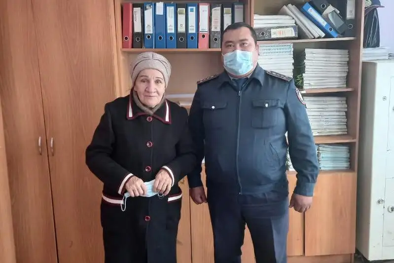 Qostanaı turǵyny balasynyń emdelýine kómektesken polıtseıge alǵys aıtty