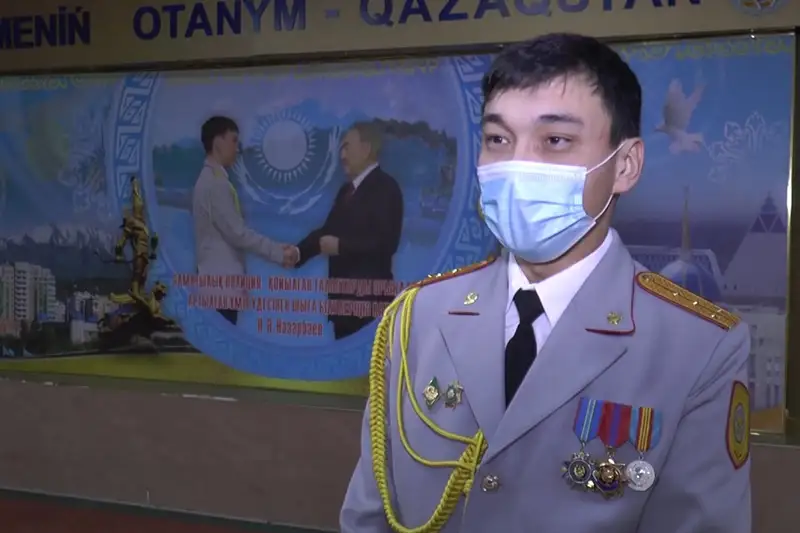 Елбасының қолынан мемлекеттік награда алған полицей тарихи кездесуді еске алды