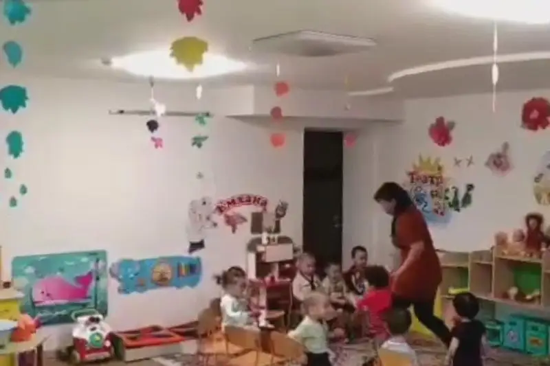 Elordada balaǵa dórekilik tanytqan tárbıeshiniń áreketi vıdeoǵa túsip qaldy