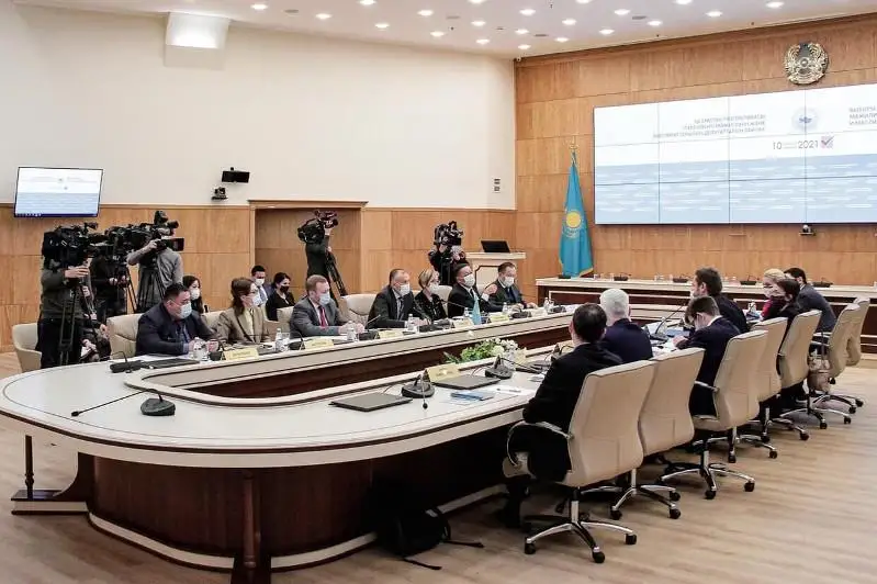 Ortalyq saılaý komıssııasynyń músheleri EQYU baıqaýshylarymen kezdesti