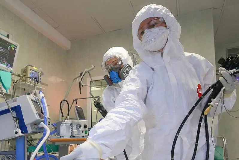 Reseıde koronavırýstan kóz jumǵan adamdardyń táýliktik kórsetkishi rekord ornatty