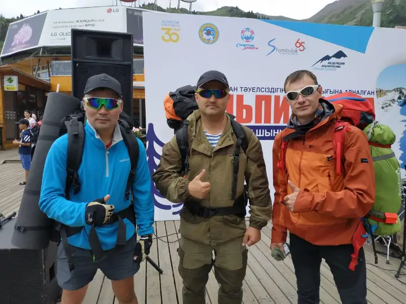 Almatylyqtar astana kúnine oraı Nursultan shyńyn baǵyndyrdy
