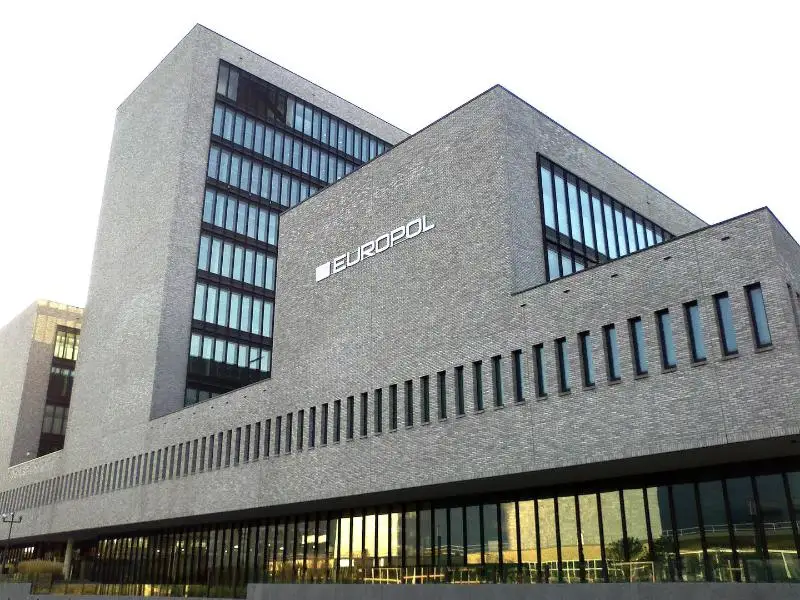 COVID-19: Eýropol vaktsınalarǵa qatysty alaıaqtyqtan qaýiptenedi