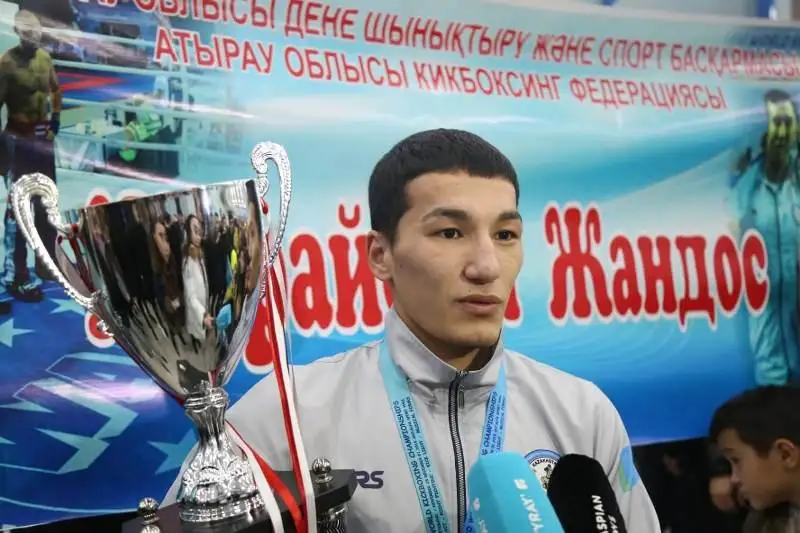 Atyraýlyq kıkboksshy eki dúrkin álem chempıony atandy