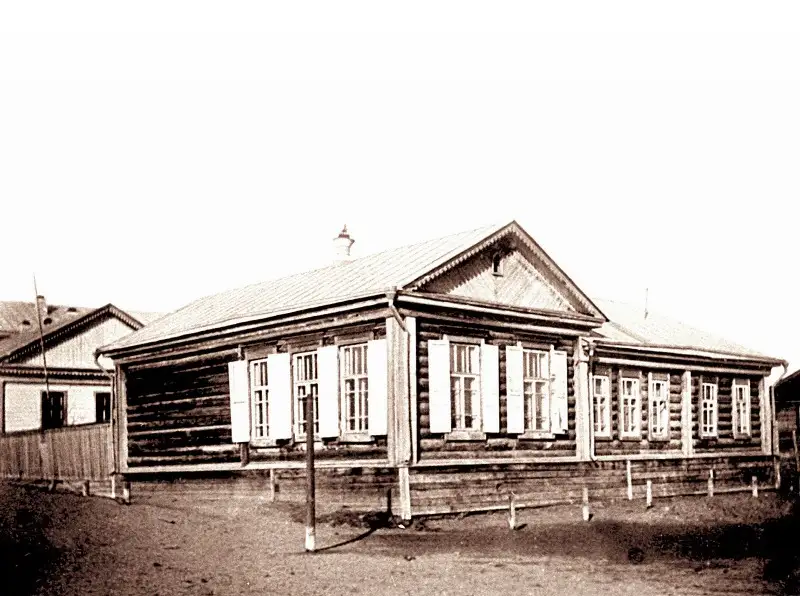 Первые школы казахстана. Музей алтынсарина костанай. Семья ибрая алтынсарина. Ыбырай алтынсарин школа. Ибрай алтынсарин фото.