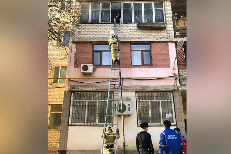 Qyzylordada órtengen úıdiń balkonynan sekirgen turǵyn kóz jumdy