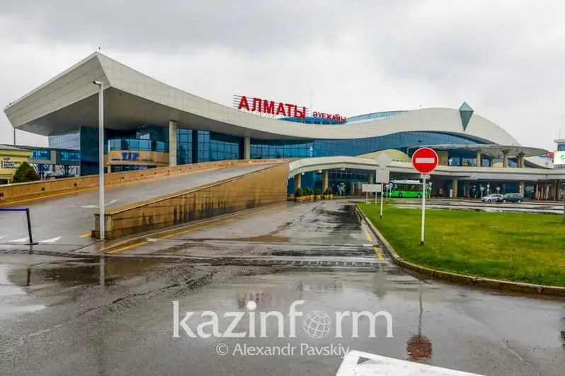 Almaty áýejaıynda shetelden kelgen búkil jolaýshy tekserýden ótip jatyr