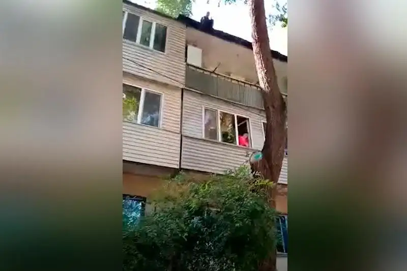 Almatyda kópqabatty úıdiń shatyrynan sekirip ólmek bolǵan er adam qutqaryldy