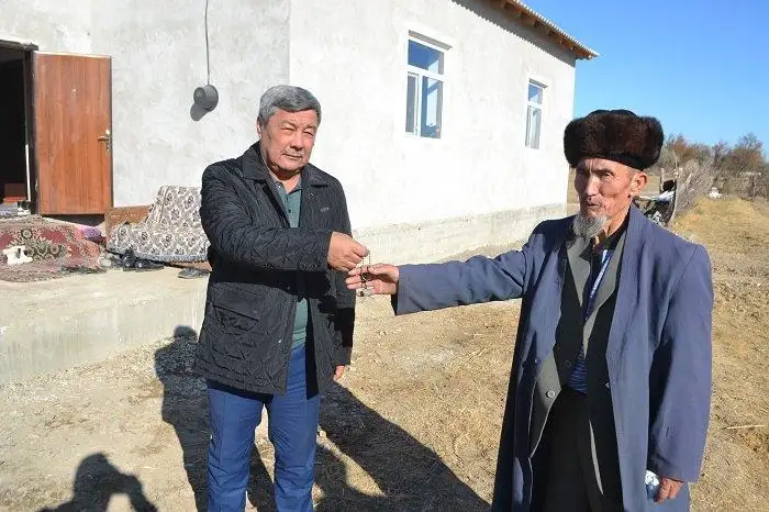 Qyzylordalyq kásipker aýyl qarııasyna úı salyp berdi