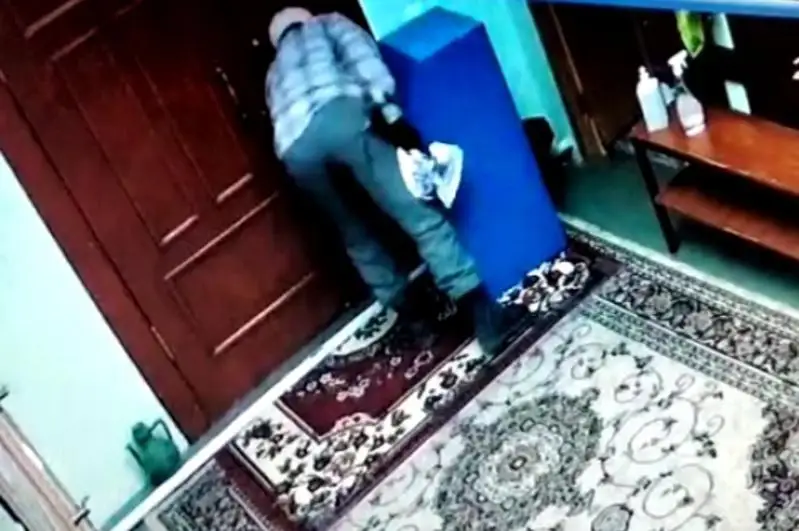 Aqmolalyq meshitten sadaqa jáshigin urlamaq bolǵan