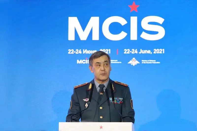 QR Qorǵanys mınıstri sheteldik áriptesterine el áskeriniń pandemııamen kúrestegi eńbegin baıandady