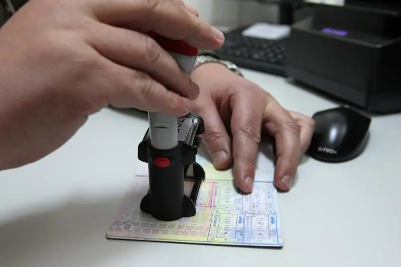 Ózbekstanda sheteldikterdi tirkeý tártibi alynyp tastalady