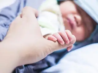Qaraǵandyda jańa týǵan náreste «jedel járdem» kóliginde shetinep ketti