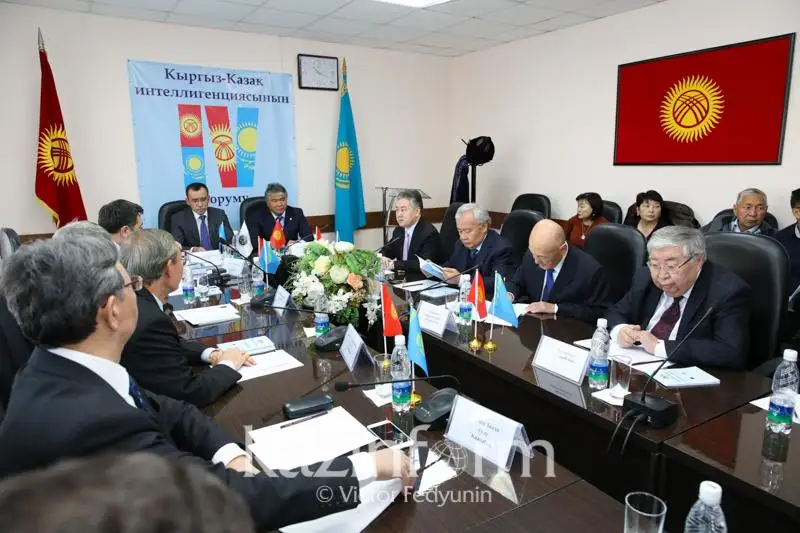 Bishkekte Túrki akademııasy basyp shyǵarǵan kitaptardyń tusaýkeseri ótti