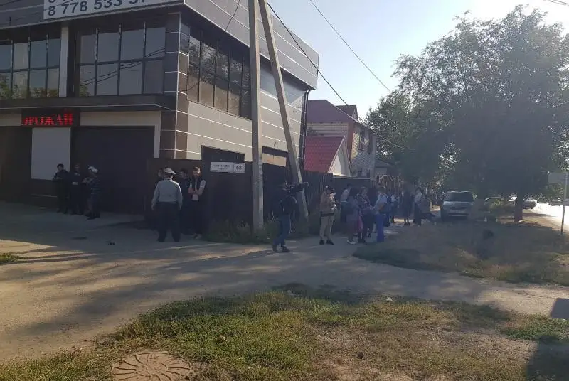 Aqtóbede mektepterge «bomba qoıyldy» dep habarlaǵan kúdikti izdestirilip jatyr