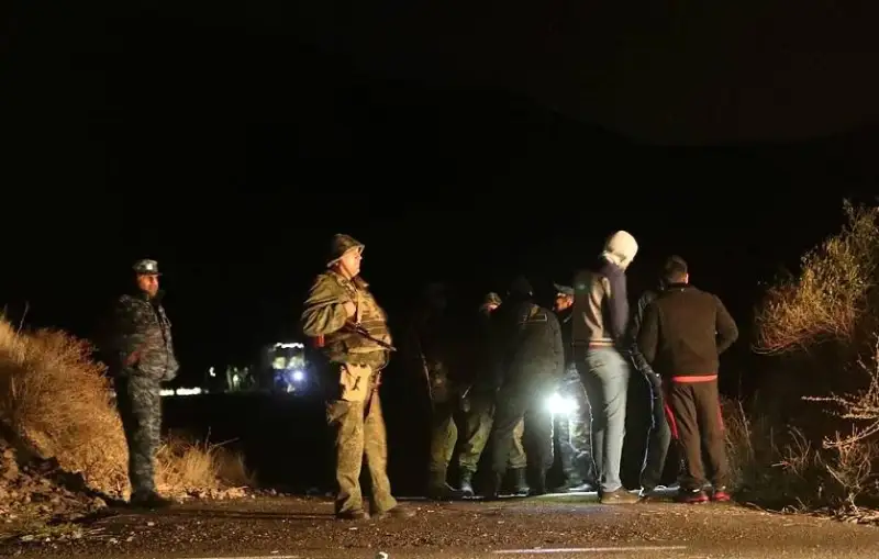Reseılik Mı-24 tikushaǵyn Armenııanyń Ázerbaıjanmen shekarasynda atyp túsirdi