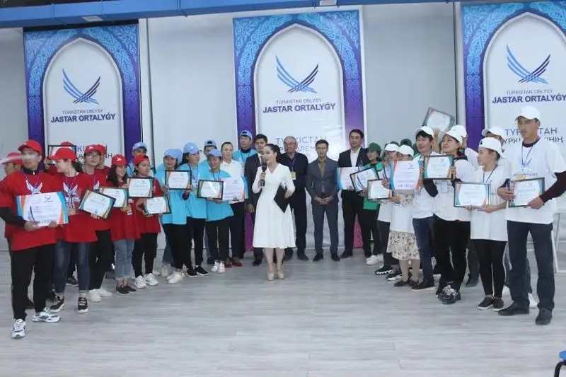 Realıtı shoý: Túrkistandyq jastar alma terip, qoı qyrqyp, kartop qazýdan ózara básekege tústi