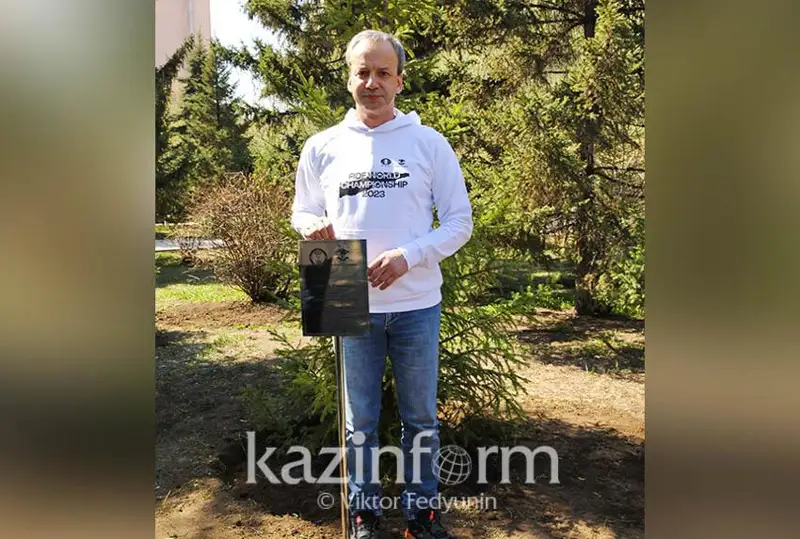 Глава ФИДЕ посадил дерево в астанинском Сквере шахматистов