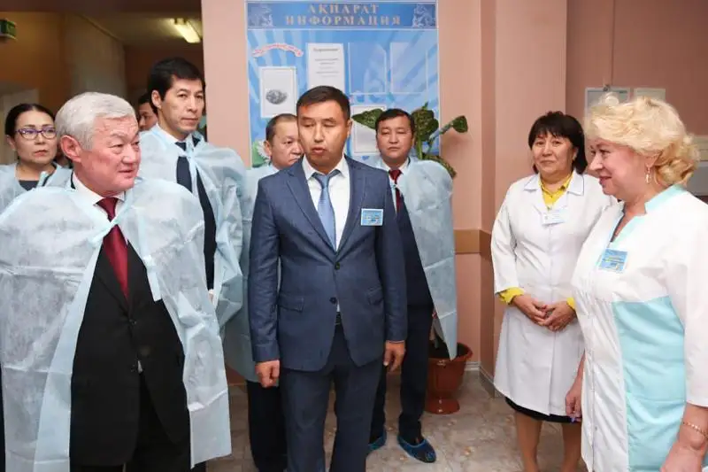Berdibek Saparbaev BQO pedagogtaryna kásiptik bilimge erekshe kóńil bólýge keńes berdi