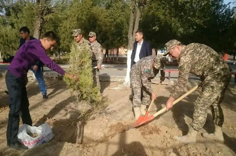 Áskerı qyzmetshiler Qazaqstan mektepterinde erlik sabaǵyn ótkizdi