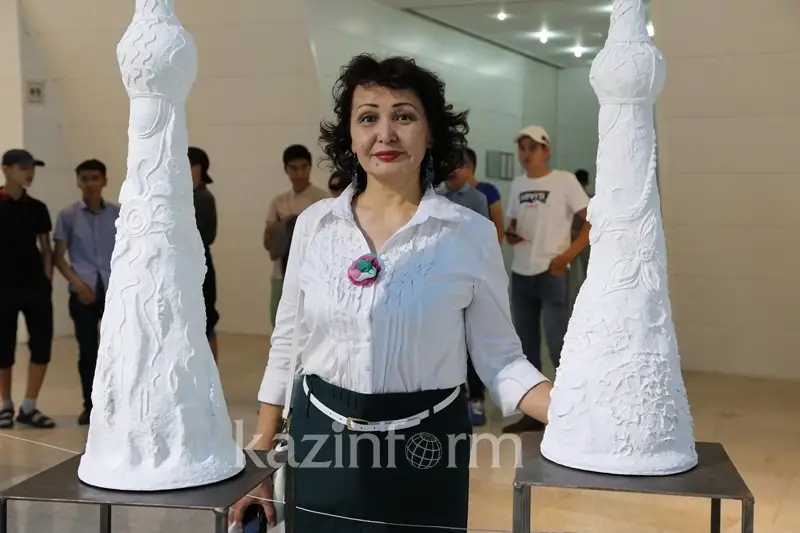 Аузынан мүсіні шығармай бітірді. Аузынан мүсіні шығармай бітірді.