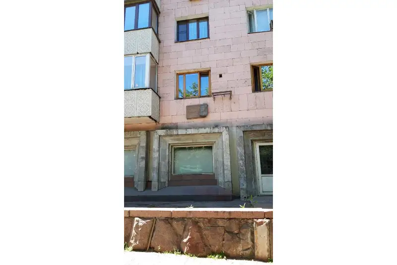 Сургут қыздары секс үшін Фотода жас келіншек трусисын шешеді.