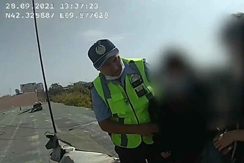 Shymkent polıtseıleri 5-qabattan sekirip ólmek bolǵan balany raıynan qaıtardy