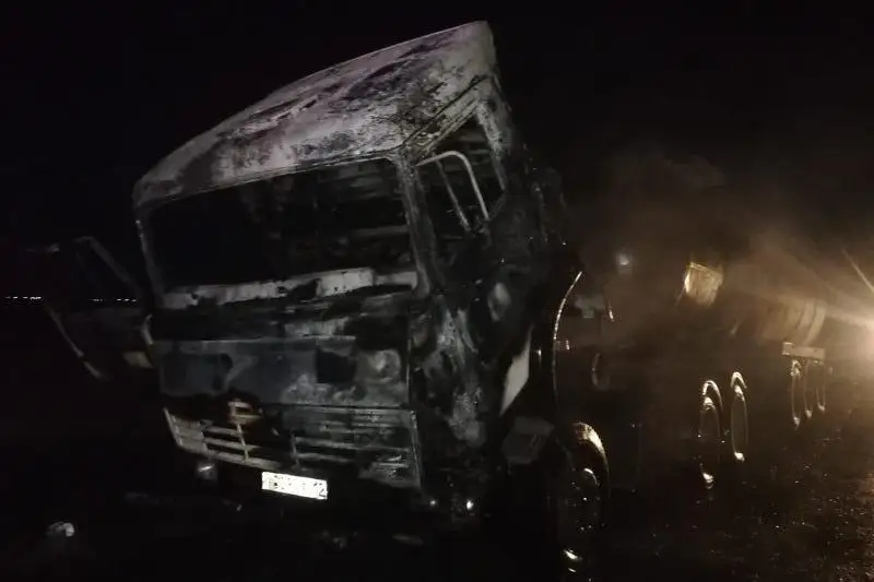 Atyraýda munaı tıelgen tirkemesi bar KamAZ órtendi