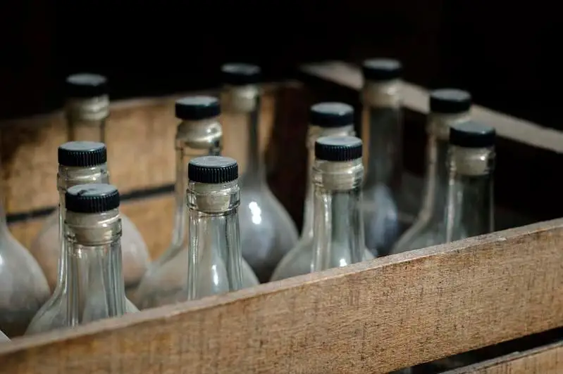 Shymkentte astyrtyn tsehtan 25 myń shólmek alkogol men 15 tonna spırt tabyldy
