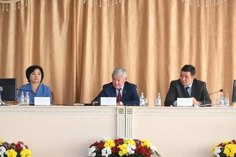 Mektep dırektorynyń jalaqysy muǵalimnen tómen bolǵany durys emes - Saparbaev