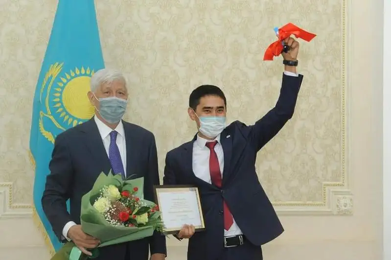 Almaty oblysynyń «Úzdik muǵalimine» avtokólik kilti tabystaldy