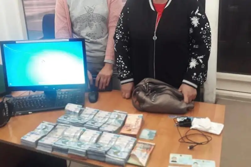 Qazaqstannan Qytaıǵa 10 mln teńge alyp ótpek bolǵan eki azamat ustaldy