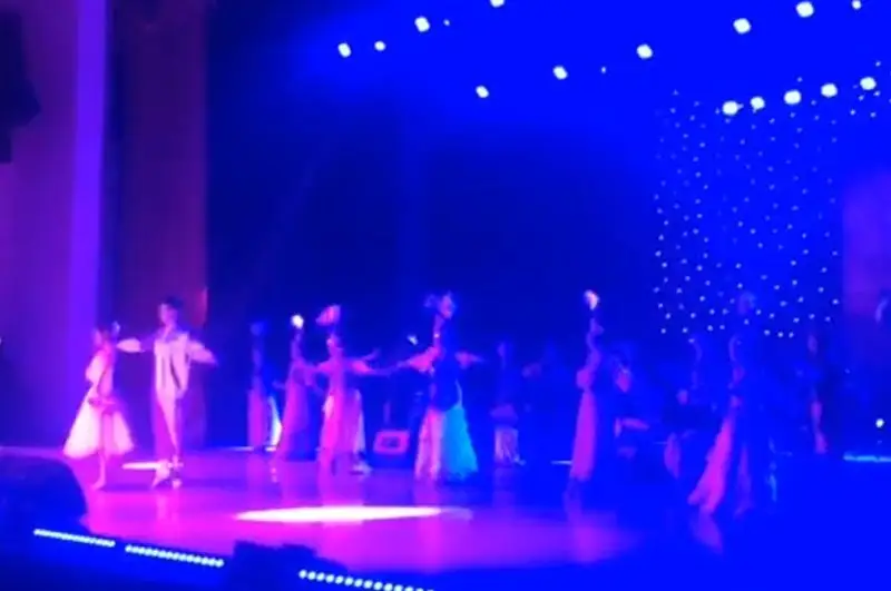 Aqtóbedegi folklorlyq ansambl Dımash shyrqaǵan ándi ulttyq aspapta oryndady