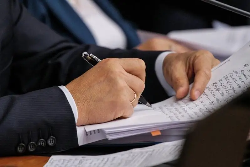 Senator aýyldardaǵy memqyzmetshilerdiń sanyn qysqartpaýǵa shaqyrdy