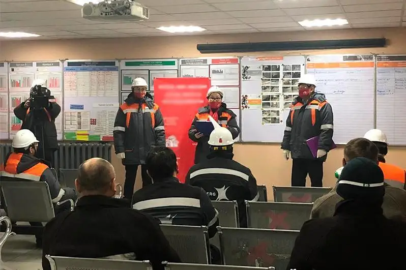 Halyq partııasynyń atynan depýtattyqqa kandıdattar Aqsý ferroqorytpa zaýytynyń jumyskerlerimen kezdesti