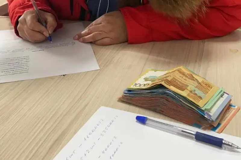 Elorda turǵyny 1,5 mln teńge alıment qaryzyn qolma-qol aqshamen tóledi