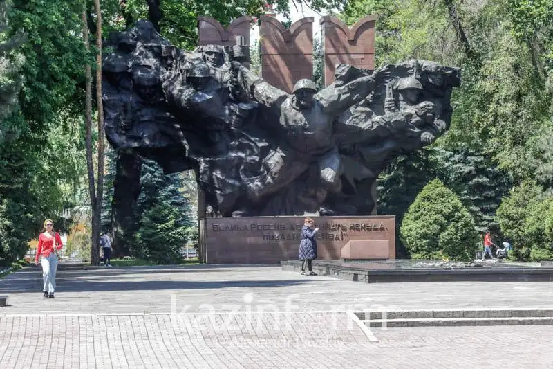 Panfılovshylar parki qaıta qalpyna keltirý: 400 mln teńge únemdeldi