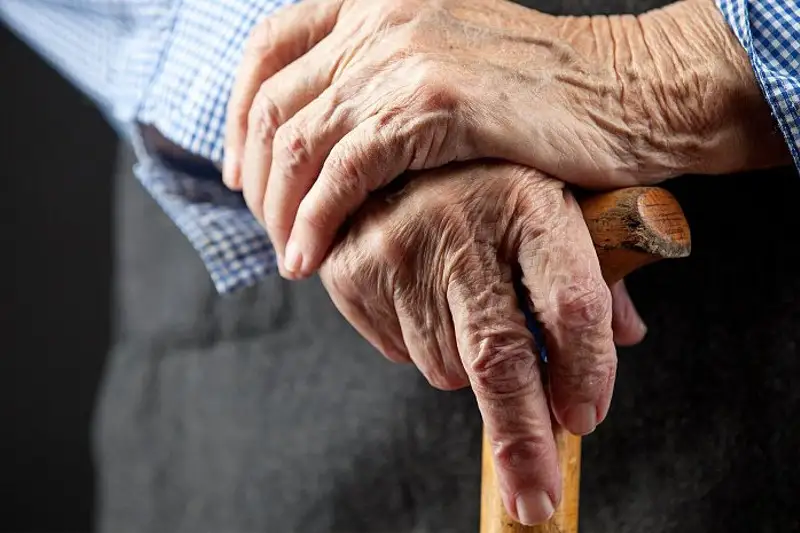 Aqmolada 72 jastaǵy zeınetker jasóspirimdi soǵyp mert qyldy